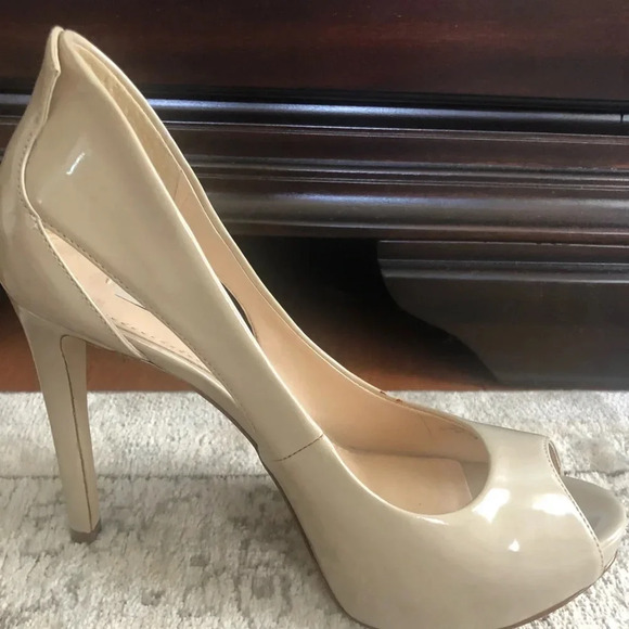 Guess Cream Heels - Picture 1 of 8